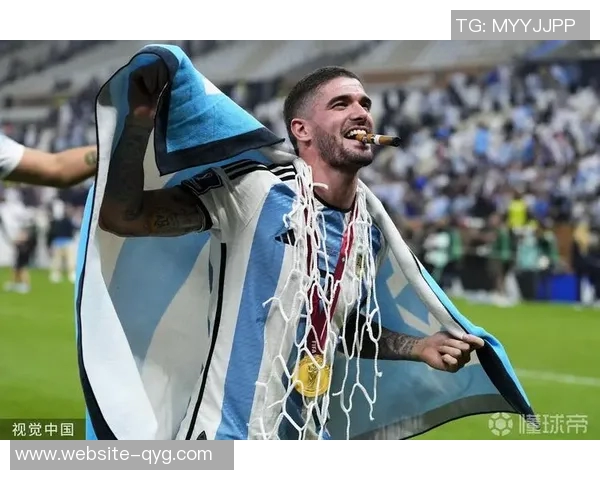 德保罗晒世界杯夺冠三周年纪念照身披球网叼雪茄感慨一切都值得